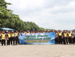 Tindak Lanjuti Arahan Presiden, Polresta Cilacap Bersihkan Pantai Teluk Penyu