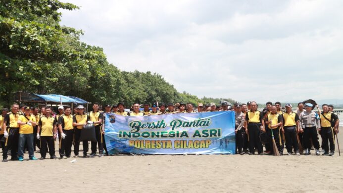aksi bersih sampah laut di kawasan Pantai Teluk Penyu