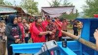 Kaisar Kiasa Kasih Berikan Bantuan Kapal Kepada Kelompok Nelayan Desa Jetis