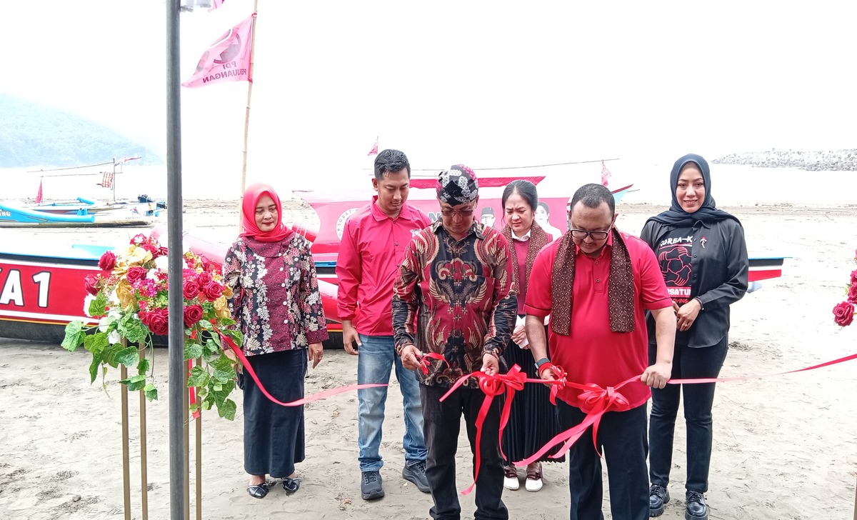 Pemotongan pita simbol penyerahan bantuan kapal (Foto Asep) Pemotongan pita simbol penyerahan bantuan kapal (Foto Asep)