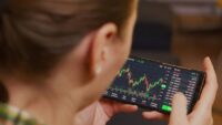 Harga Emas (XAU/USD) 16 Februari 2026 Stabil di $4.993, Pasar Tunggu Sinyal The Fed