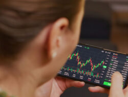 Harga Emas (XAU/USD) 16 Februari 2026 Stabil di $4.993, Pasar Tunggu Sinyal The Fed