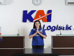 Rayakan Momen Hari Valentine, KAI Logistik Bagikan Cokelat Untuk Pelanggan