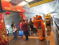 KAI Daop 2 Bandung Semarakkan Imlek 2026 dengan Dekorasi Meriah dan Atraksi Barongsai, Layani Puluhan Ribu Penumpang Selama Long Weekend