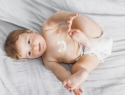 Kenali Kandungan Skincare Bayi: Mana yang Aman, Mana yang Sebaiknya Dihindari