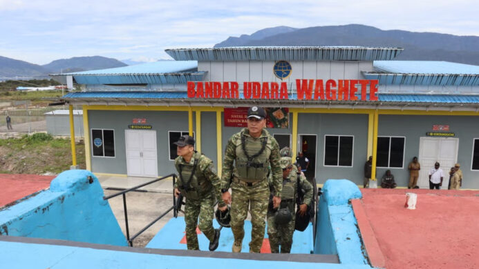 Bandara Perintis Papua Kembali Kondusif Kepala Staf Kogabwilhan III Pastikan Aktivitas Masyarakat Segera Normal