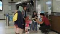 LRT Jabodebek Bagikan 3.150 Paket Takjil di 14 Stasiun Selama Ramadan
