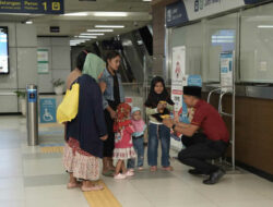 LRT Jabodebek Bagikan 3.150 Paket Takjil di 14 Stasiun Selama Ramadan