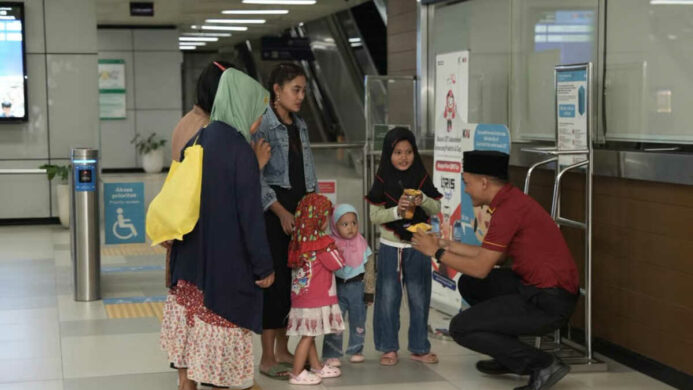 LRT Jabodebek Bagikan 3.150 Paket Takjil di 14 Stasiun Selama Ramadan