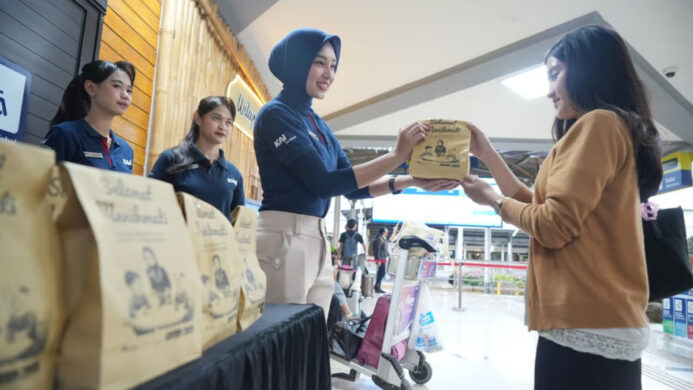 KAI Daop 2 Bandung Berikan Takjil Gratis untuk Penumpang KA Jarak Jauh Selama Masa Angkutan Lebaran 2026 (1)