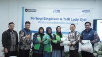 Peduli Perjuangan Lady Ojol Jabodetabek, BRI Finance Bagikan Sembako dan THR