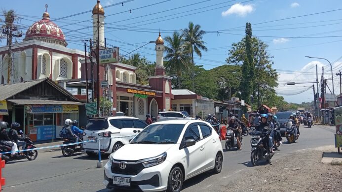Arus lalu lintas di Simpang Pasar Patikraja Banyumas terpantau ramai padat Senin 23 Maret 2026 (Foto Asep)