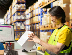 Pilih Mana? Perbandingan Kurir Terbaik Saat Kirim Paket Ke Luar Negeri