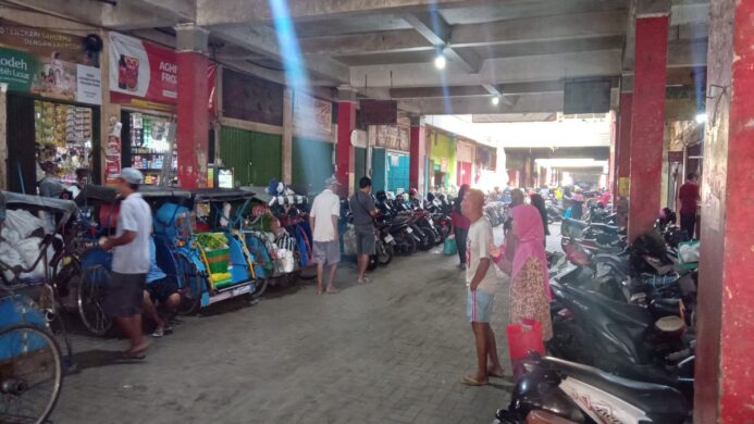 Area parkir kendaraan di Pasar Wage Purwokerto steril dari pedagang (Foto Asep)