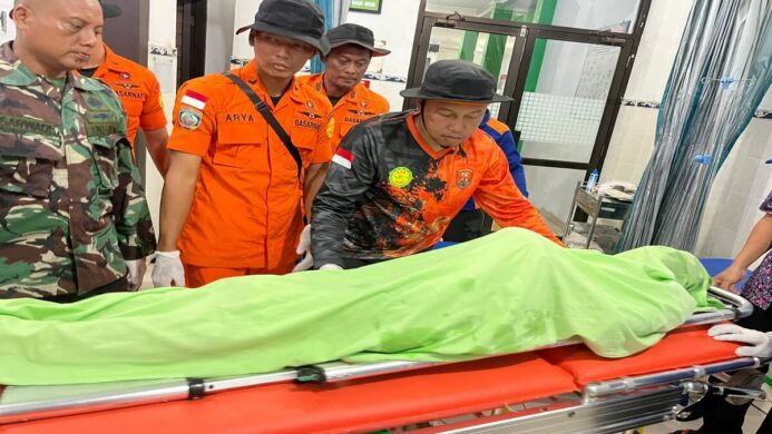 Jasad korban tenggelam di Pantai Bleberan Cilacap dievakuasi menuju Puskesmas Adipala
