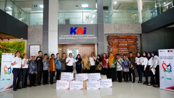 KAI Divre IV Tanjungkarang Salurkan CSR Lebih dari Rp1 7 Miliar Wujud Komitmen Tanggung Jawab Sosial Perusahaan (1)