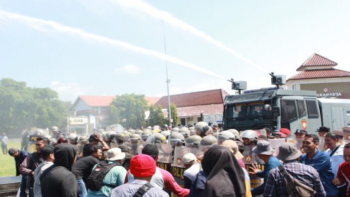 480 Anggota Polresta Cilacap Dikerahkan dalam Simulasi Pengamanan Demonstrasi