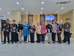 Peringati Hari Kartini, Frontliner BRI Branch Office Cut Mutiah Kenakan Pakaian Nasional