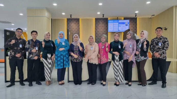Peringati Hari Kartini Frontliner BRI Branch Office Cut Mutiah Kenakan Pakaian Nasional