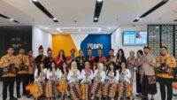 Peringati Hari Kartini, Pekerja BRI Branch Office Kelapa Gading Kenakan Busana Nasional Saat Layani Nasabah
