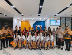 Peringati Hari Kartini, Pekerja BRI Branch Office Kelapa Gading Kenakan Busana Nasional Saat Layani Nasabah
