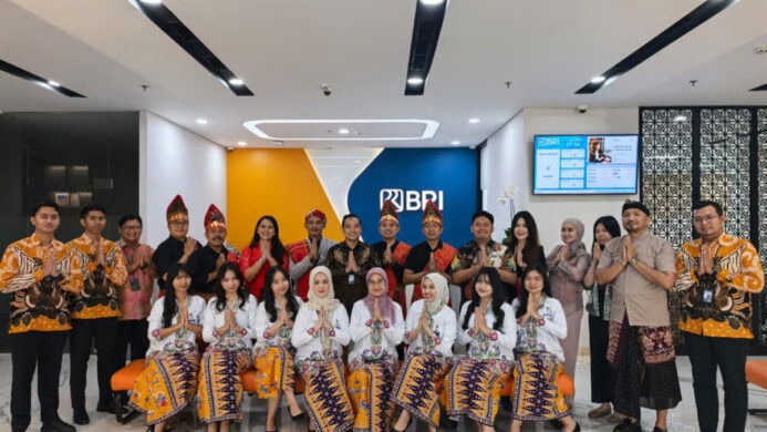 Peringati Hari Kartini Pekerja BRI Branch Office Kelapa Gading Kenakan Busana Nasional Saat Layani Nasabah 1