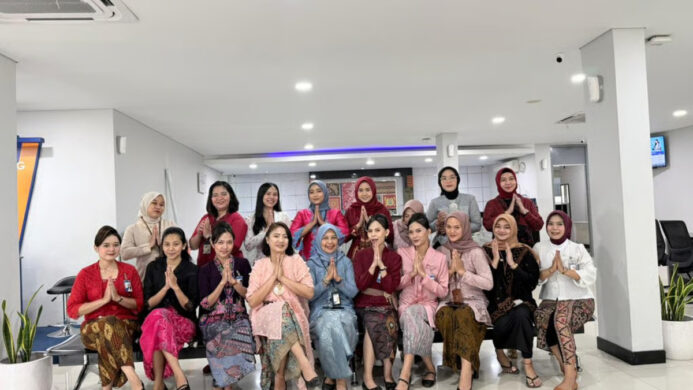 Antusias Peringati Hari Kartini Pekerja BRI Branch Office Kemayoran Kenakan Busana Nasional (1)