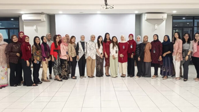 Pekerja BRI Branch Office Kramat Gunakan Pakaian Nasional Terbaik