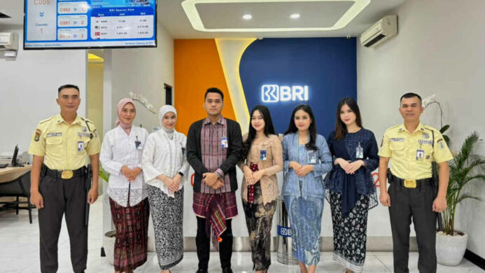 Peringati Hari Kartini Frontliner BRI Branch Office Krekot Layani Nasabah dengan Mengenakan Pakaian Nasional