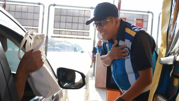Rayakan Hari Konsumen Nasional JTT Hadirkan Kejutan Manis bagi Pengguna Jalan Tol Trans Jawa