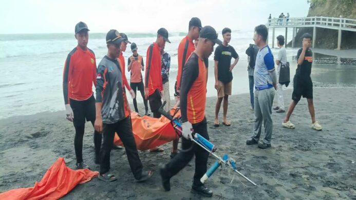 Seorang pemancing yang jatuh di Pantai Lampon Kebumen ditemukan pada Minggu (26/4) sore.