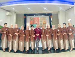 Peringati Hari Kartini, Pekerja BRI Branch Office Kalimalang Tampil Anggun dengan Busana Nasional