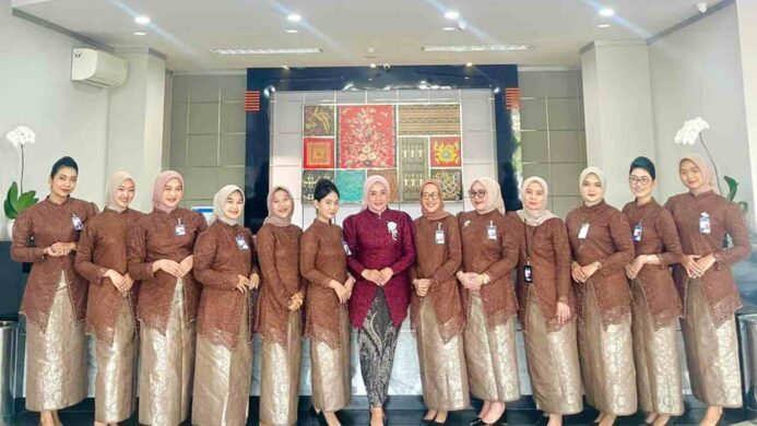 Peringati Hari Kartini Pekerja BRI Branch Office Kalimalang Tampil Anggun dengan Busana Nasional