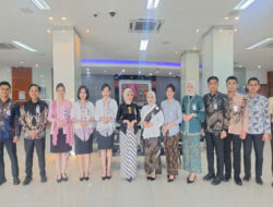 Peringati Hari Kartini, Pekerja BRI Branch Office Veteran Kenakan Pakaian Nasional Saat Layani Nasabah