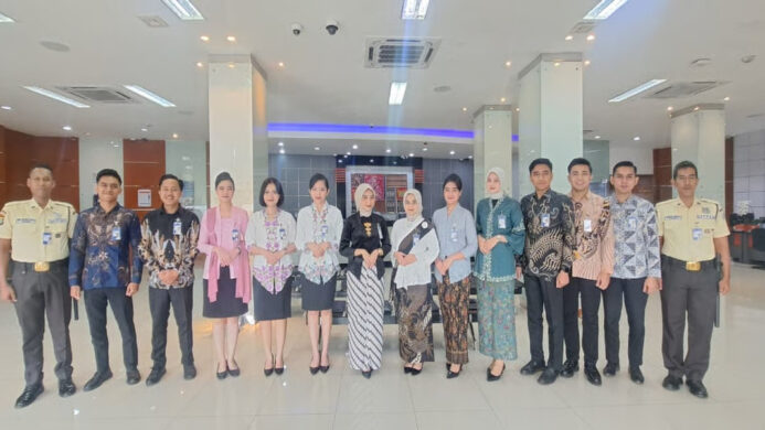 Peringati Hari Kartini Pekerja BRI Branch Office Veteran Kenakan Pakaian Nasional Saat Layani Nasabah (1)