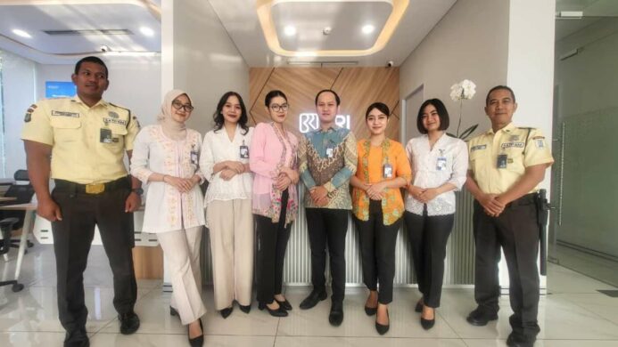 Peringati Hari Kartini Frontliner BRI Branch Office Otista Kompak Berseragam Pakaian Nasional