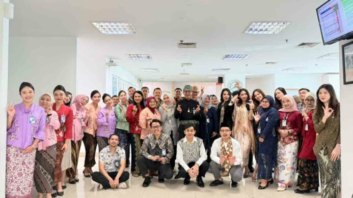 Peringati Hari Kartini, Pekerja Pria dan Wanita BRI Branch Office Segitiga Senen Kompak Kenakan Pakaian Nasional