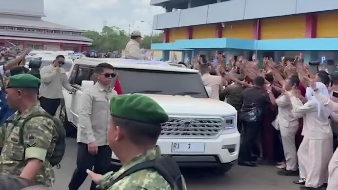 Presiden Prabowo sapa masyarakat dan bagikan kaus putih saat kunker ke Banyumas dan tinjau TPST BLE Kaliori (Foto Asep)