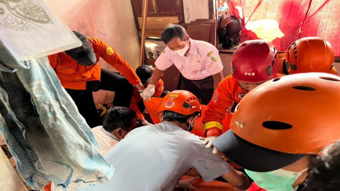 2 orang di prembun kebumen tercebur sumur sar gabungan temukan dalam keadaan meninggal
