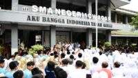 Presiden Prabowo Meninjau Hasil Perbaikan SMAN 1 Cilacap Diiringi Lagu Nasional Siswa