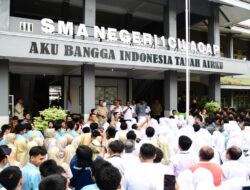 Presiden Prabowo Meninjau Hasil Perbaikan SMAN 1 Cilacap Diiringi Lagu Nasional Siswa