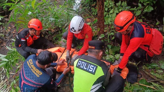tim sar gabungan evakuasi korban yang ditemukan meninggal di curug ciputut purbalingga