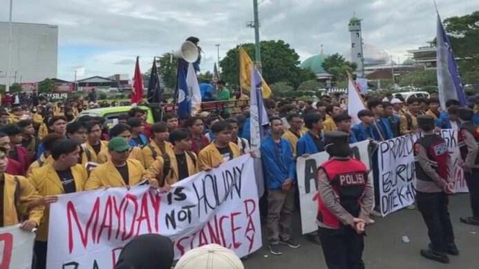 Massa Aliansi Mahasiswa Banyumas Raya gelar unjuk rasa dalam peringatan Hari Buruh atau May Day (Foto Asep)