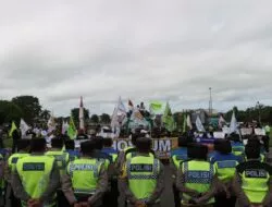 Polresta Cilacap Mengawal Kegiatan Aksi Aliansi Buruh Cilacap