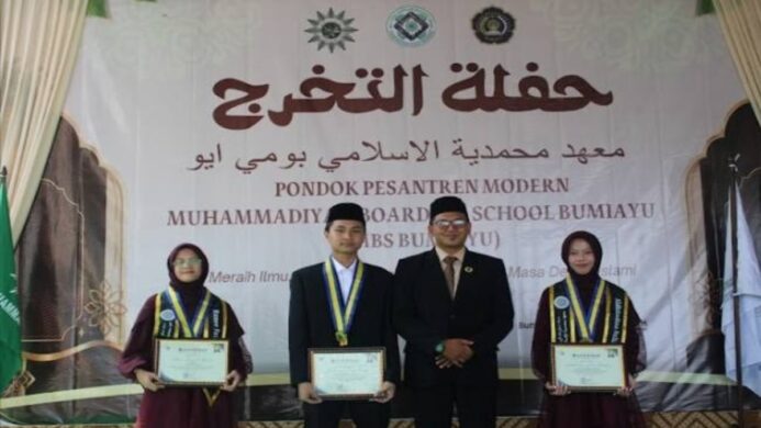3 Santri Berprestasi MBS Bumiayu angkatan III bersama Mudir