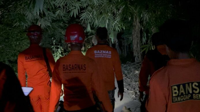 Basarnas dan relawan melakukan pencarian terhadap seorang pria yang hilang di Hutan Binangun Bantarsari Cilacap