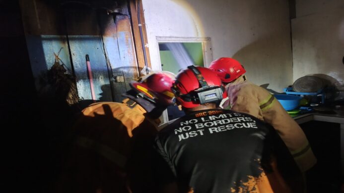 Petugas Damkar tengah padamkan api dapur dan kandang ayam milik warga Kroya Cilacap