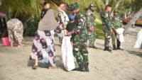 Satgas Pamtas RI–Malaysia Yonarmed 19/Bogani Bersama Warga Bersihkan Pantai Babo