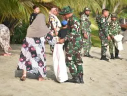 Satgas Pamtas RI–Malaysia Yonarmed 19/Bogani Bersama Warga Bersihkan Pantai Babo
