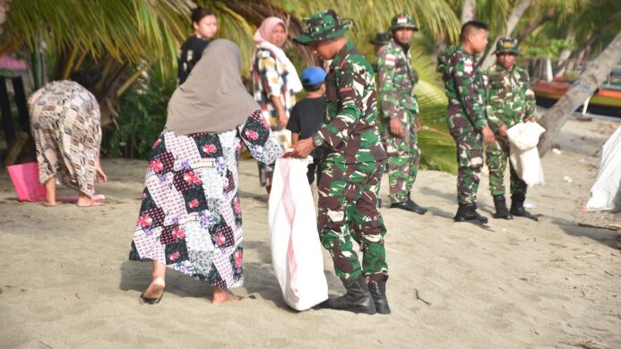 Satgas Pamtas RI–Malaysia Yonarmed 19/Bogani Bersama Warga Bersihkan Pantai Babo